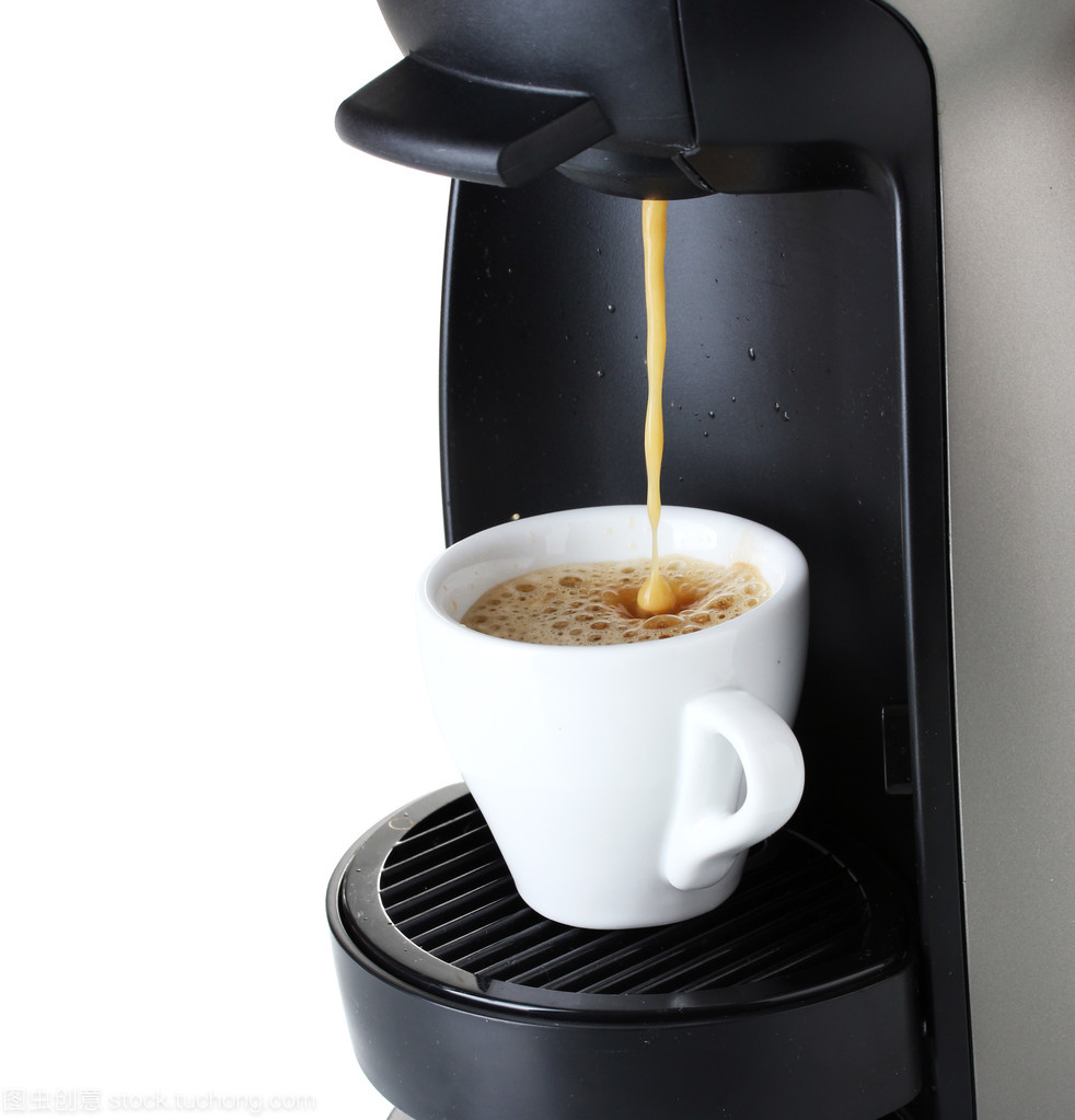 浇上白色隔离的杯中的咖啡的咖啡机