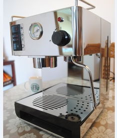 优雅EM 18咖啡机 家用咖啡爱好者的理想选择